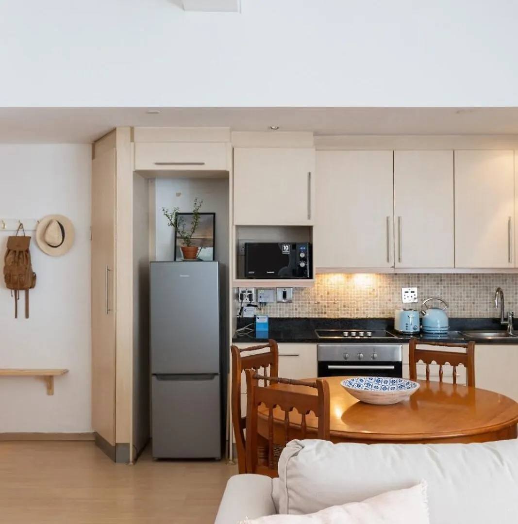 Spacious & Light, City Centre Free Parking Ac Cape Town